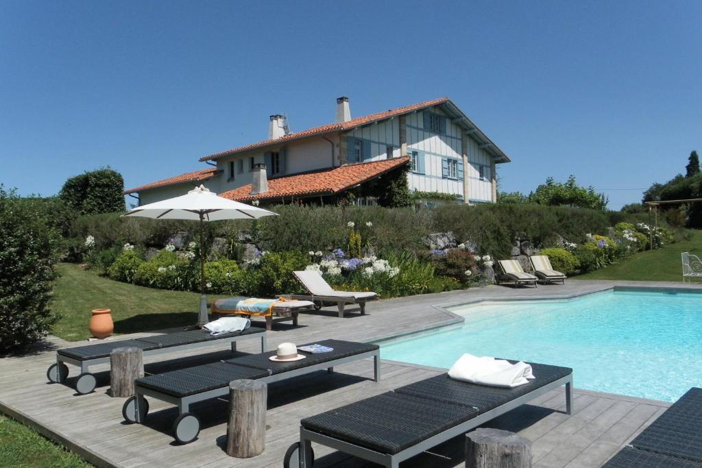 Les Volets Bleus Bed & Breakfast Arcangues Exterior photo