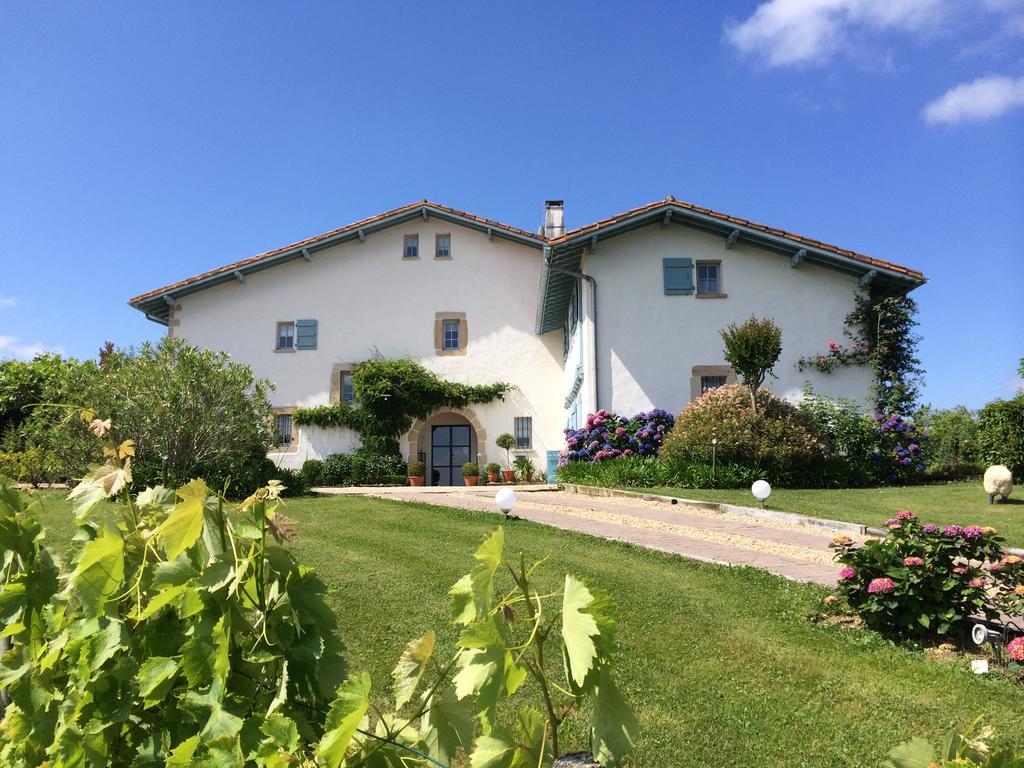 Les Volets Bleus Bed & Breakfast Arcangues Exterior photo
